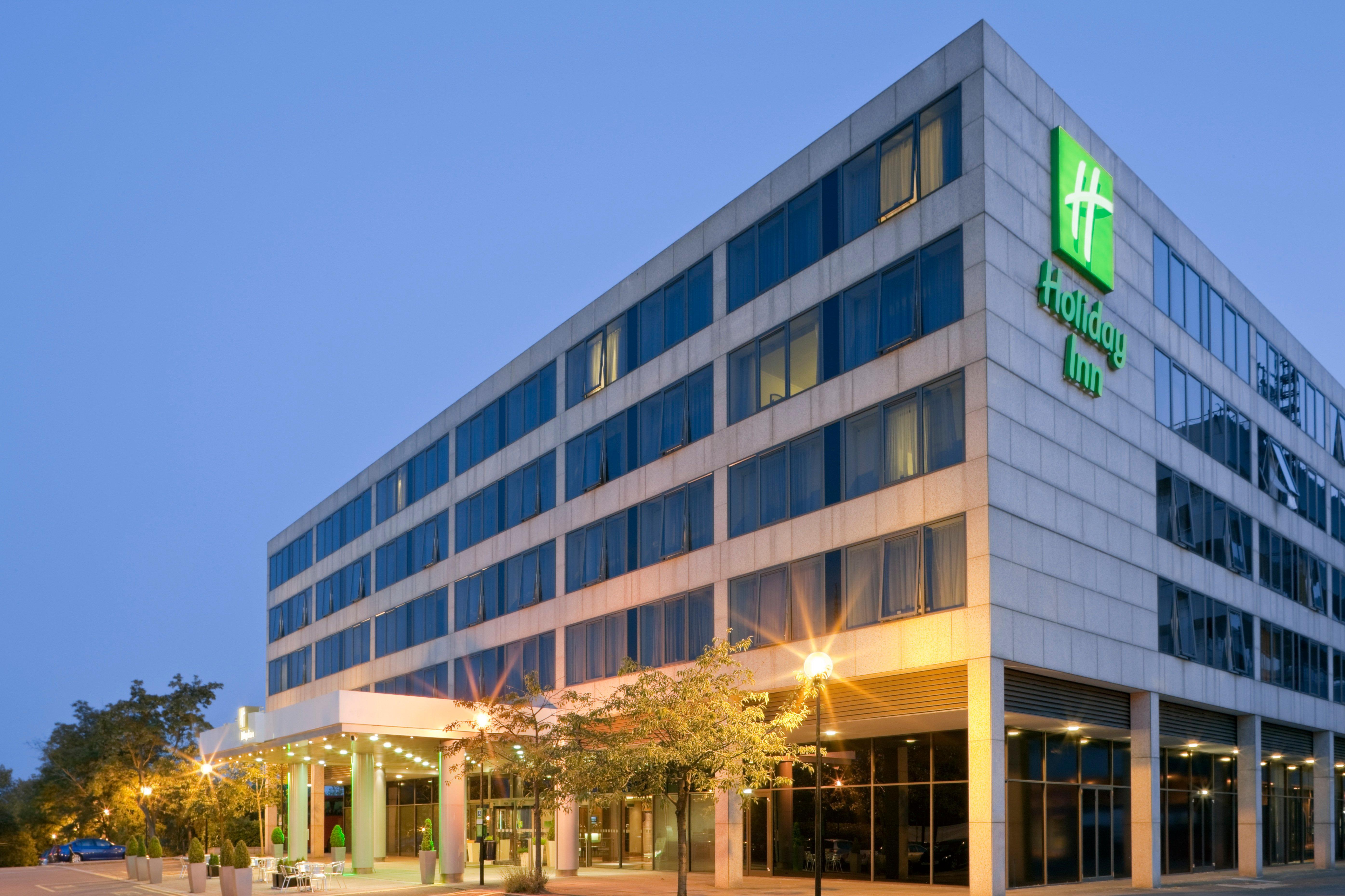 Holiday Inn Milton Keynes Central By Ihg Exterior photo