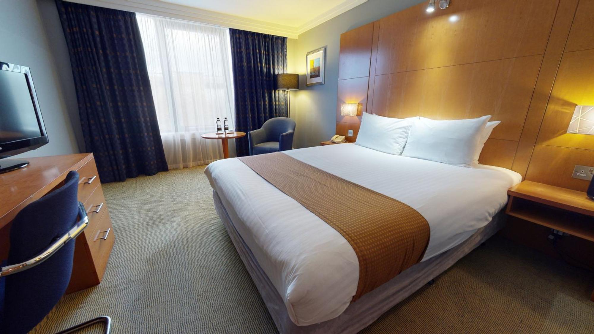 Holiday Inn Milton Keynes Central By Ihg Exterior photo