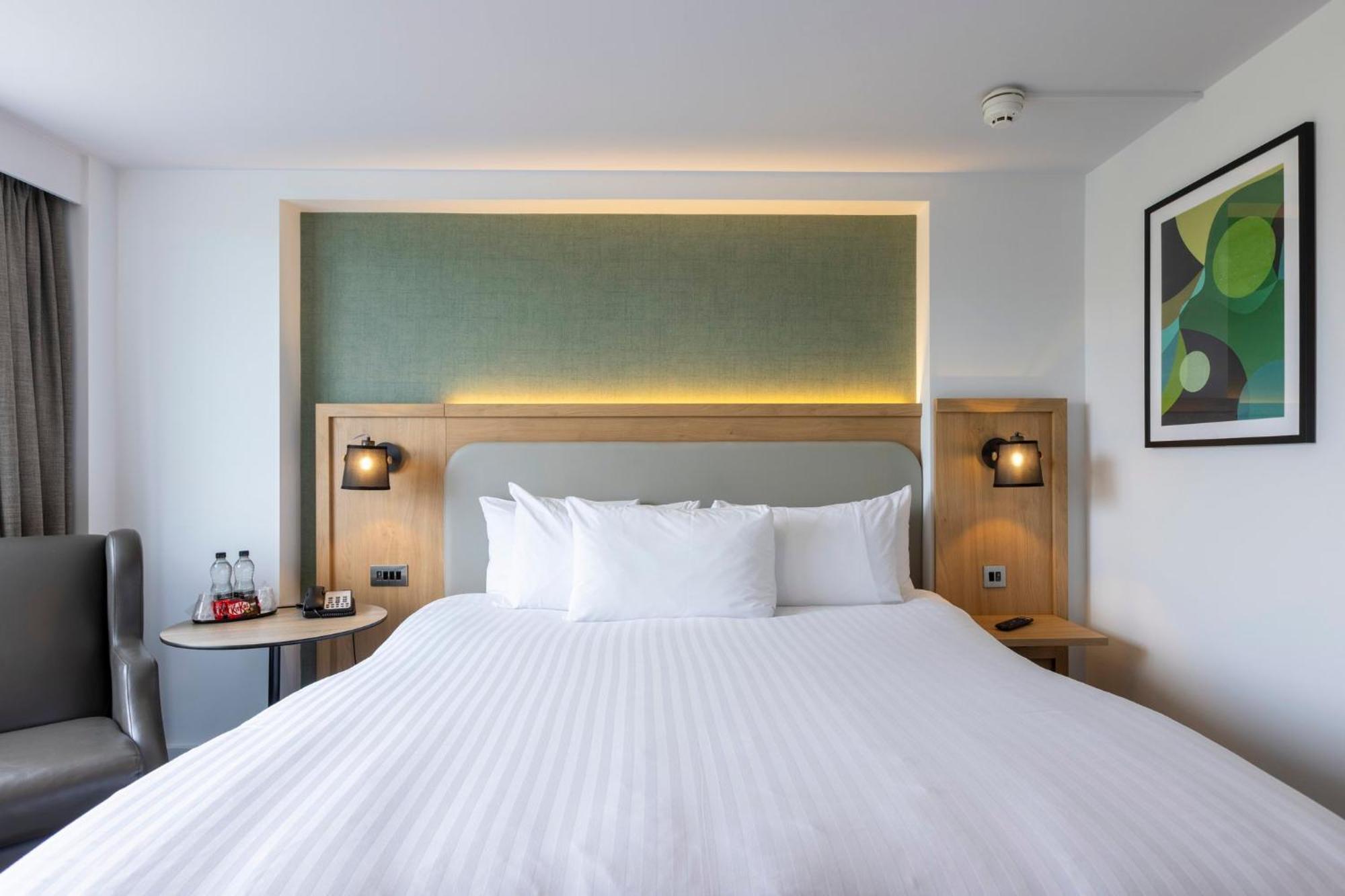Holiday Inn Milton Keynes Central By Ihg Exterior photo